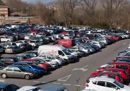 Numerosos vehículos en el parking de Valbuena, en Logroño.