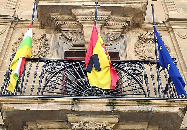 Las banderas del Ayuntamiento de Briones ondean a media asta en señal de duelo