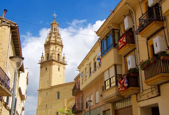 Los balcones de Elciego se engalanan para honrar a San Prudencio.