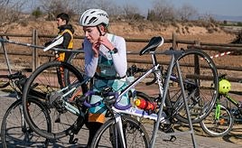 Un escolar se ajusta el casco para seguir en la bici.
