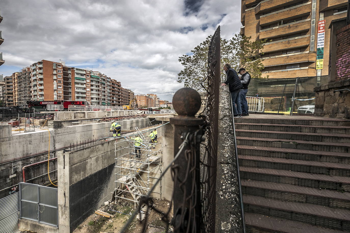 Operarios trabajan el lunes en el cajón ferroviario.