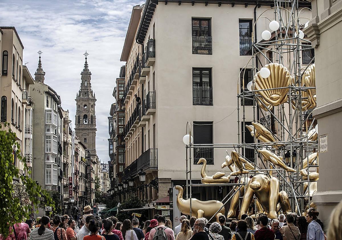 La monumental fuente urbana de Un parell d'arquitectes asoma en la confluencia de la calle Portales con la Plaza San Agustín.