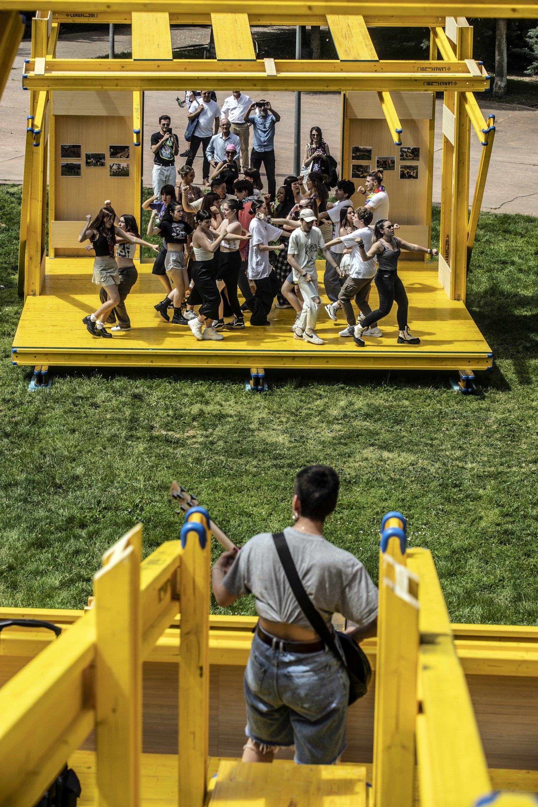 Alumnos del Batalla de Clavijo tocan y bailan en la doble instalación 'La Rebelión del Crazy Army'.