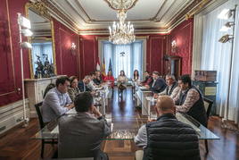 Reunión este jueves entre el sector vinícola y la presidenta del Gobierno, Concha Andreu.