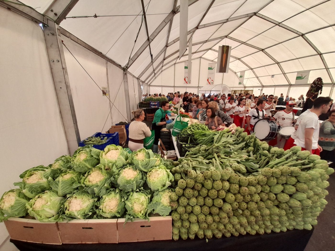 Mercado de la verdura en la carpa del aparcamiento del silo de Calahorra y la charanga de la peña Philips ambientando la jornada con su música.