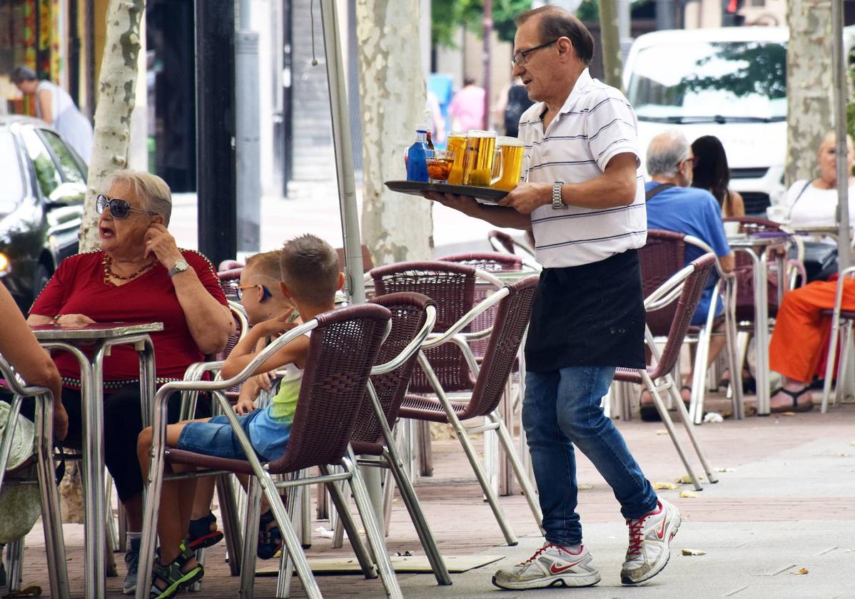 Un camarero se dispone a atender una terraza en un establecimiento de Logroño.