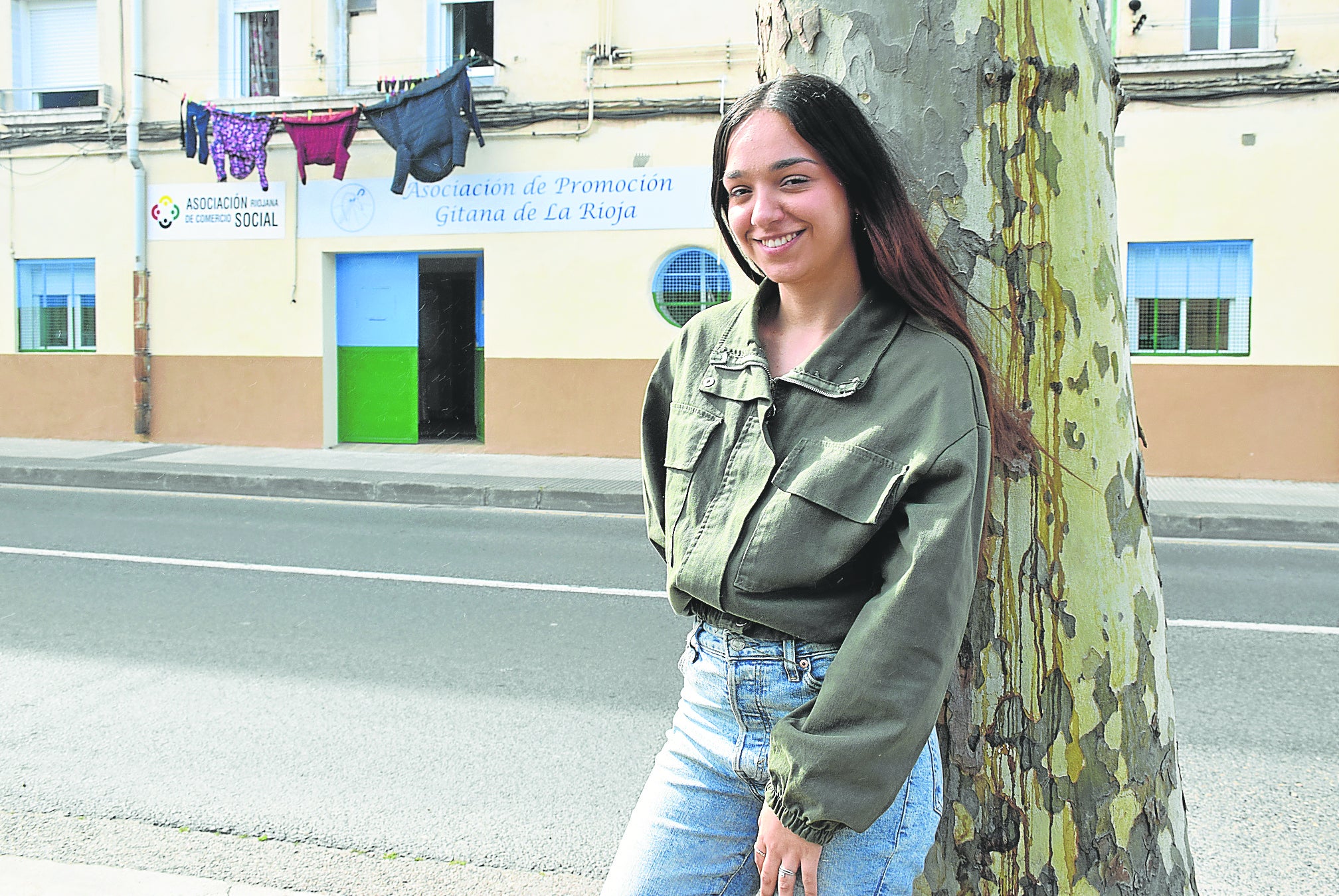 Abigail Peralta posa delante de la Asociación de Promoción Gitana.