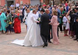 Maiso y Domínguez se encuentran antes de entrar en la iglesia de San Pedro.