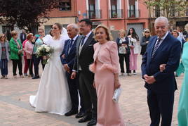 Entrada a la iglesia de los contrayentes con sus padrinos