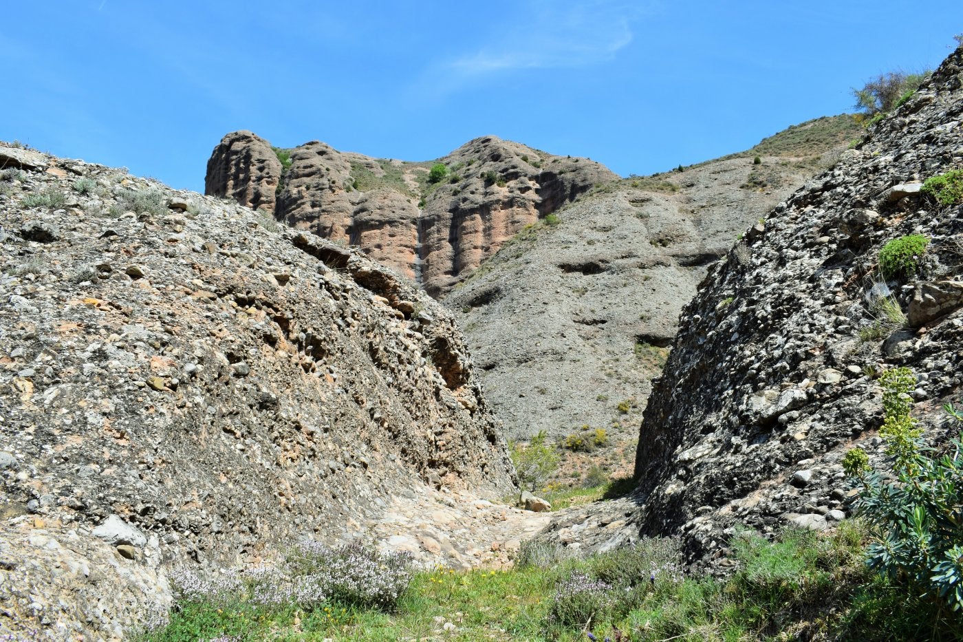 La original 'puerta de Cameros', abierta en la roca, con una de las moles de la actual al fondo.