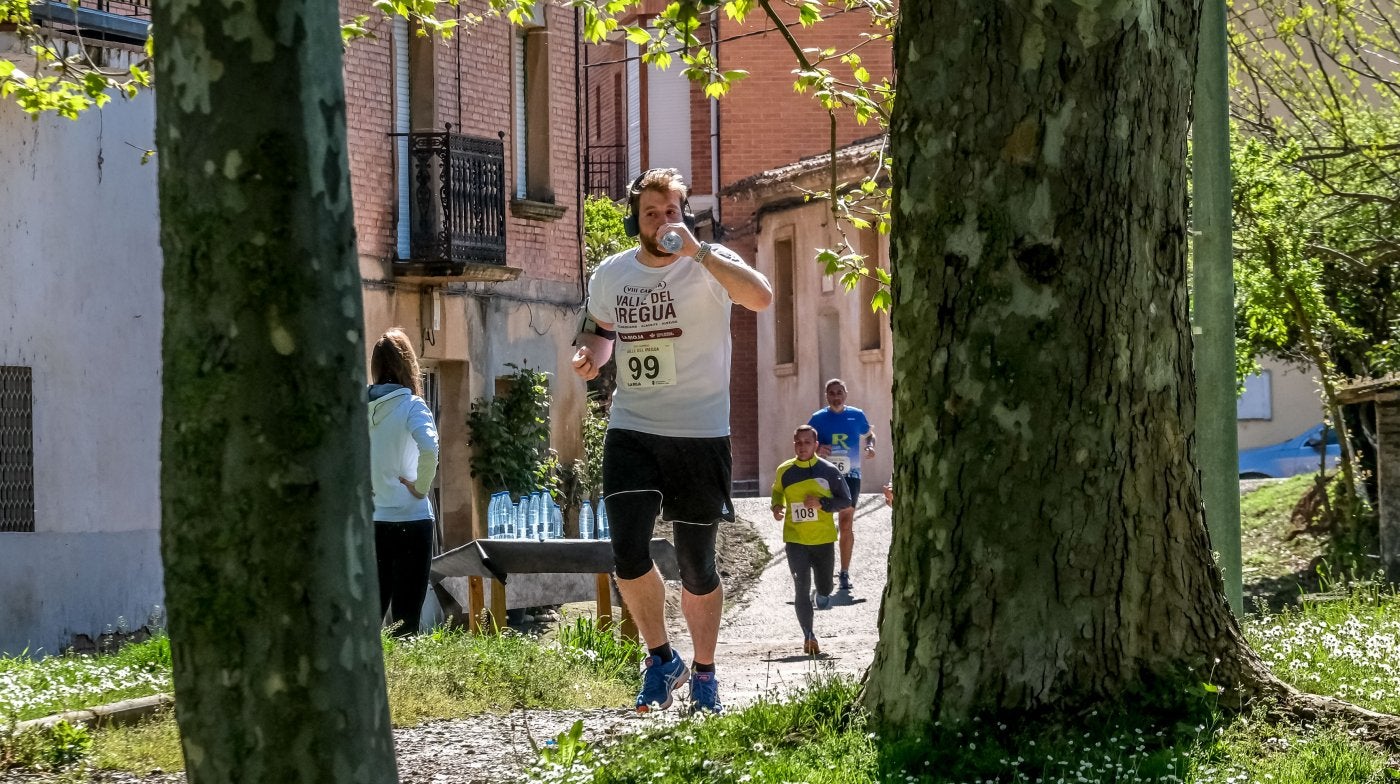 Un atleta se refresca al entrar en la Vía Verde.