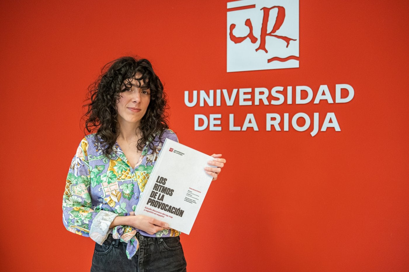 Tamara Serrano, con su trabajo doctoral.