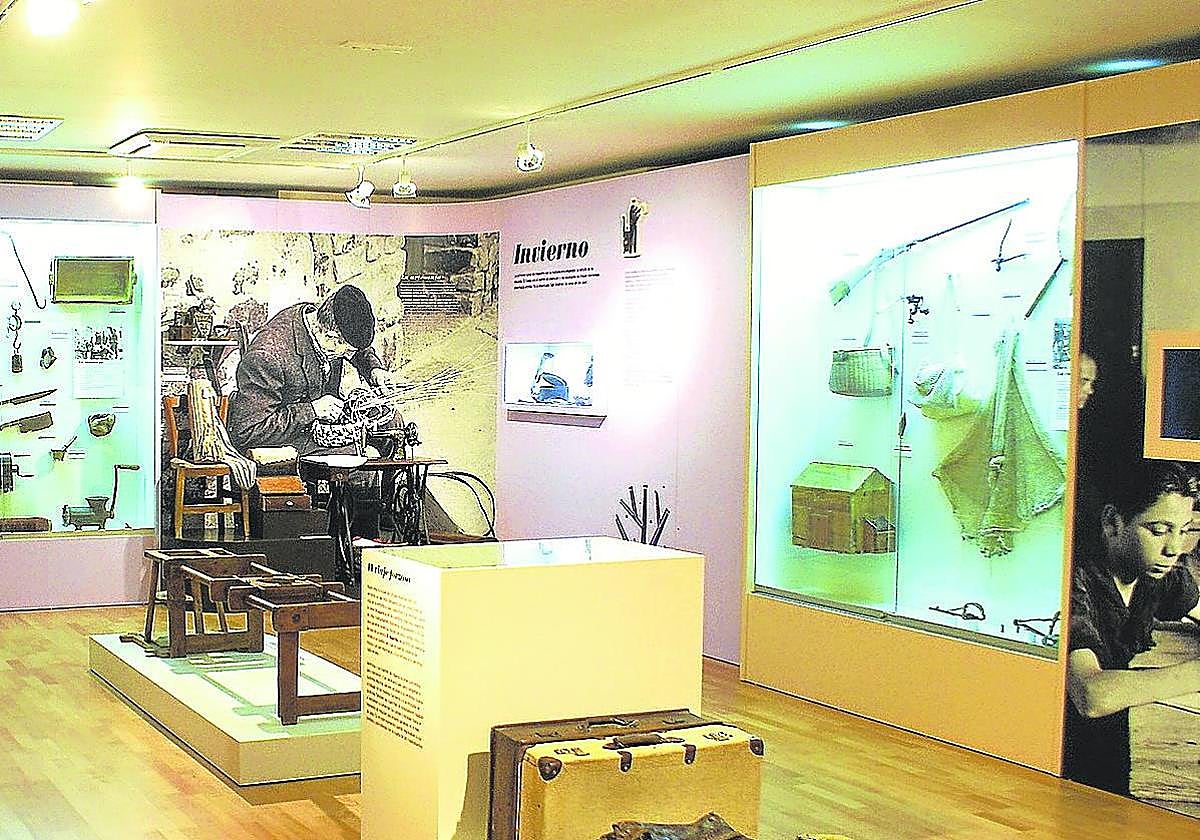 La Casa del Maestro, en Ventrosa, expone elementos de la vida de sus vecinos y de sus emigrantes.