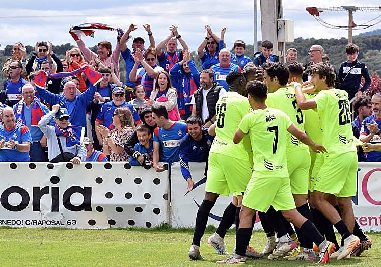 Los jugadores del Amorebieta celebran junto a su afición el tanto que les ha dado el triunfo en La Planilla.