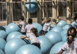 Niños jugando con las pelotas de 'PUL-Piscina urbana de Logroño', en su auténtica ubicación.