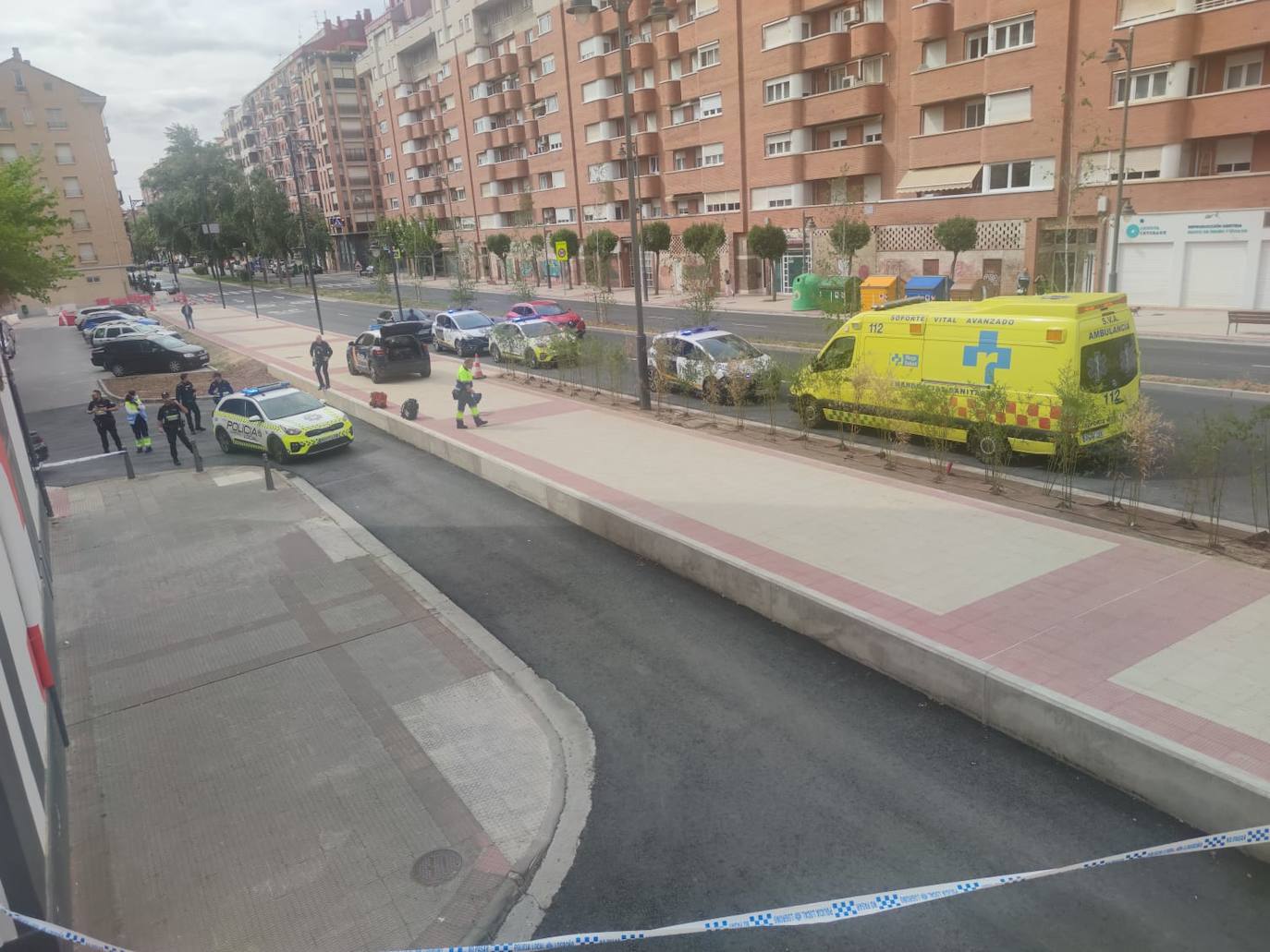Dotaciones policiales y ambulancias en Duques de Nájera este domingo.