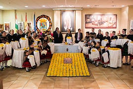 La cofradía del Santo y las doncellas reparten el Pan del Santo