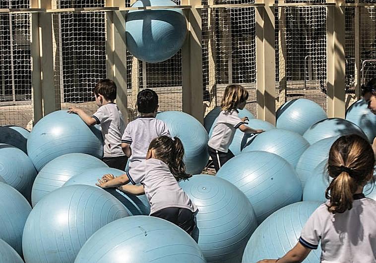 Niños jugando con las pelotas de 'PUL-Piscina urbana de Logroño', en su auténtica ubicación.