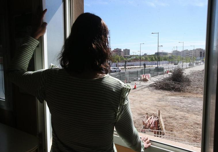 Una madre mira por la ventana al recordar la pesadilla que atravesó su hija.