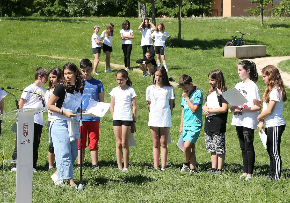 Alumnos del colegio 7 Infantes plantan doce árboles en el Bosque de la Danza