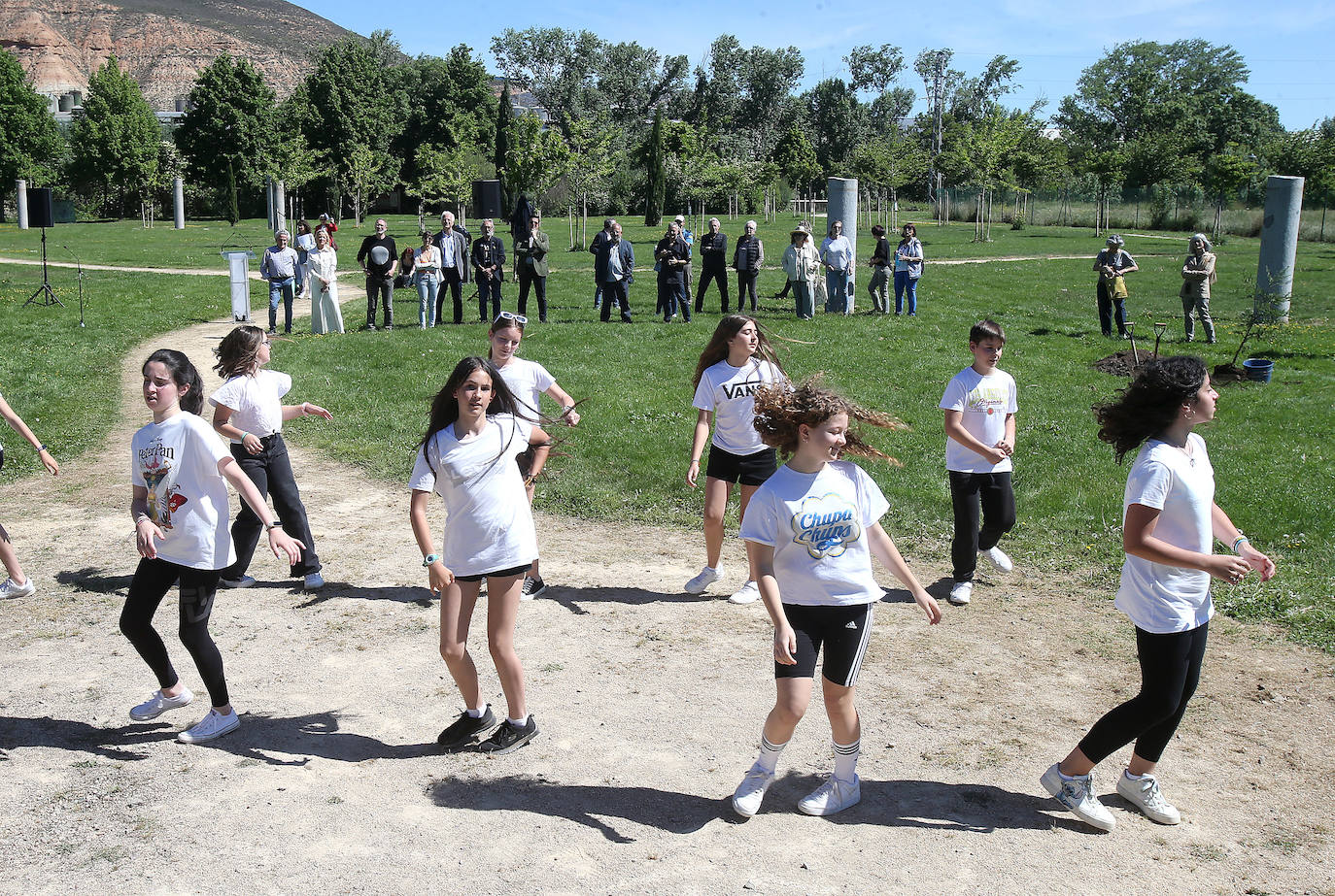 Alumnos del colegio 7 Infantes plantan doce árboles en el Bosque de la Danza