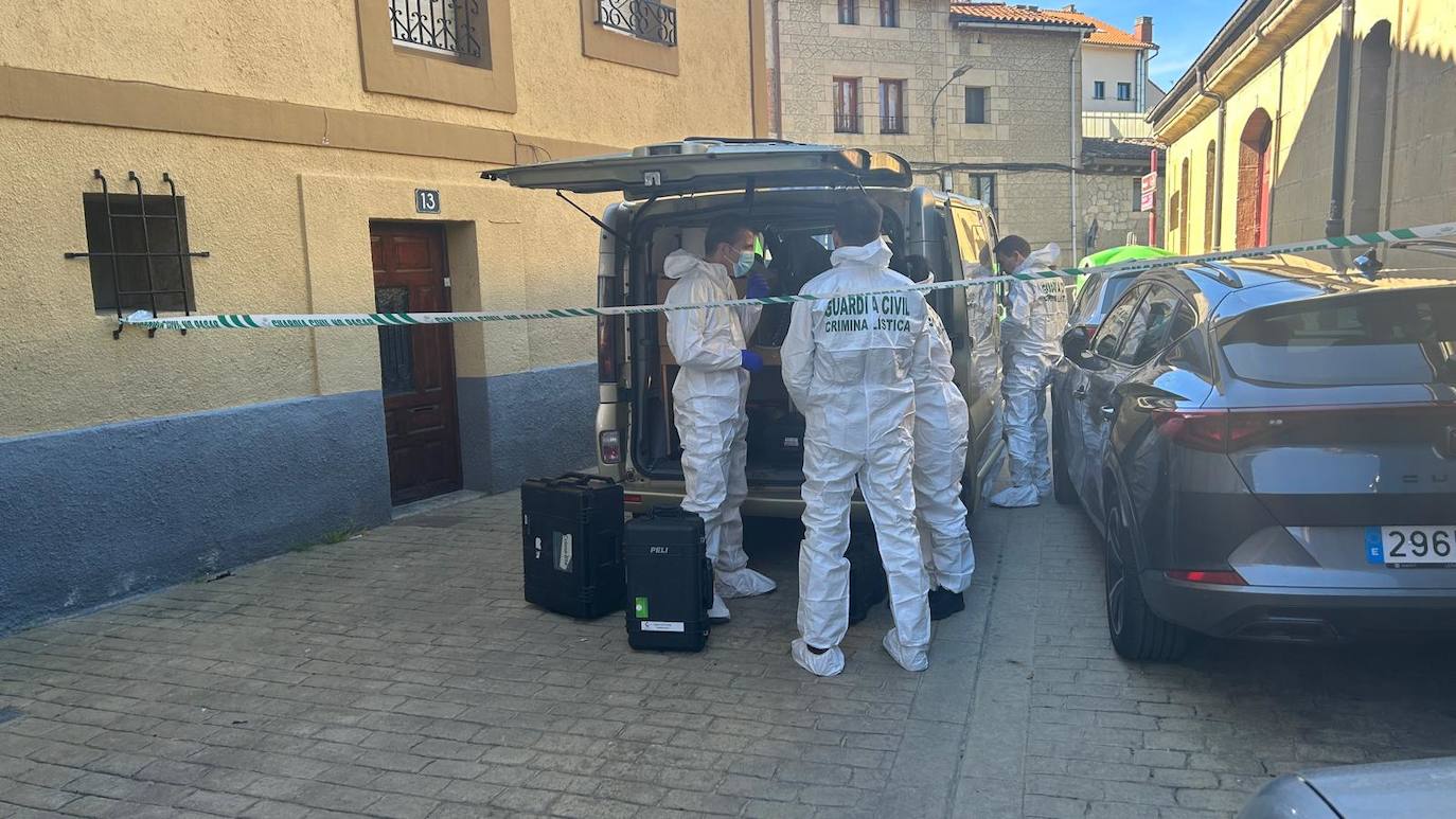 Varios efectivos de la Guardia Civil en los alrededores del domicilio de la víctima.