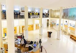 Trabajadores municipales durante una protestas en el Consistorio de la capital.