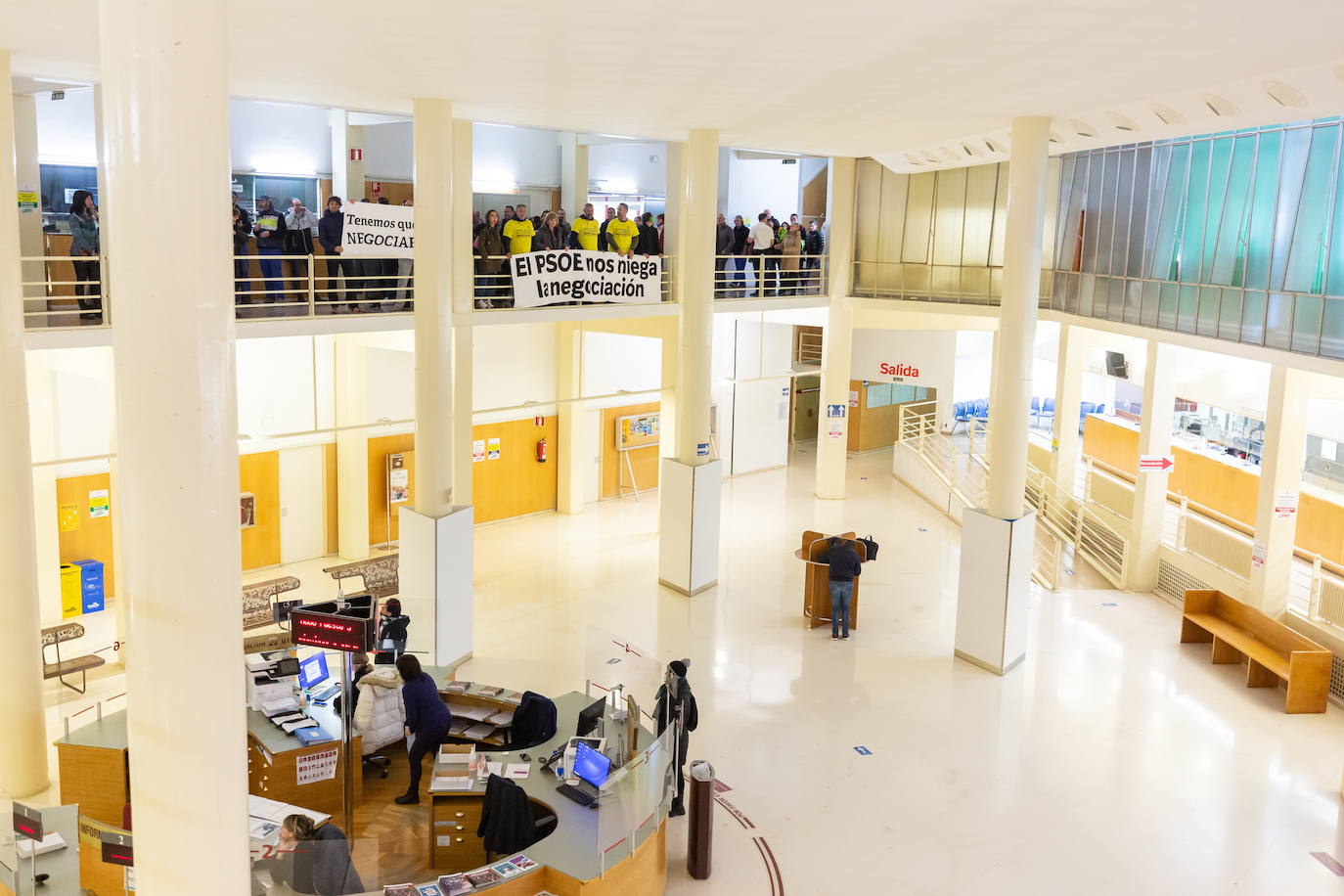 Trabajadores municipales durante una protestas en el Consistorio de la capital.