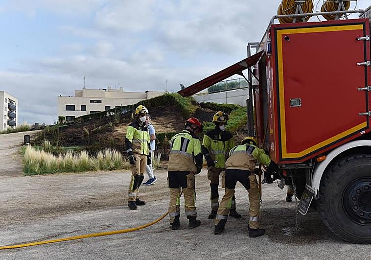 Bomberos de Logroño, durante un incendio.