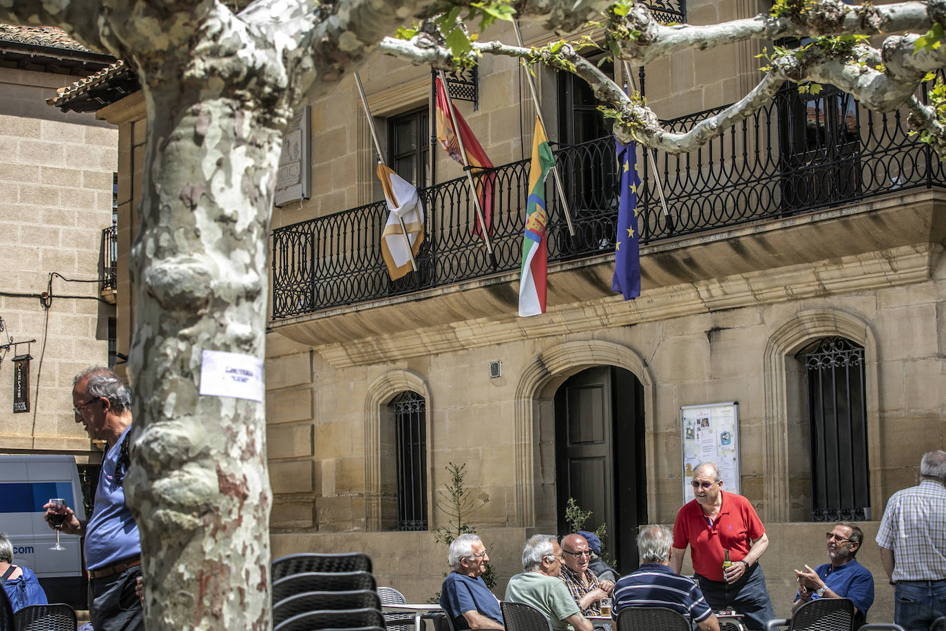 Cuzcurrita despierta de luto y con las banderas a media asta