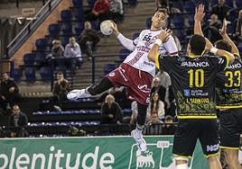 Edu Cadarso se dispone a lanzar ante la defensa del Frigoríficos Morrazo Cangas en el partido jugado hace un mes en el Palacio.