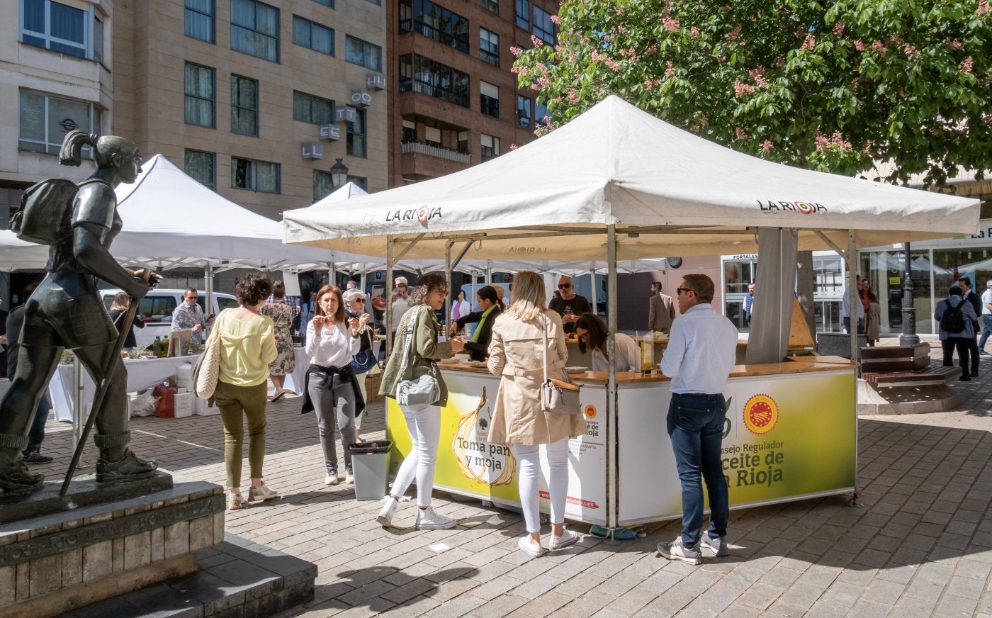 Los visitantes pudieron degustar diferentes tipos de variedades de aceite sobre pan sobao.