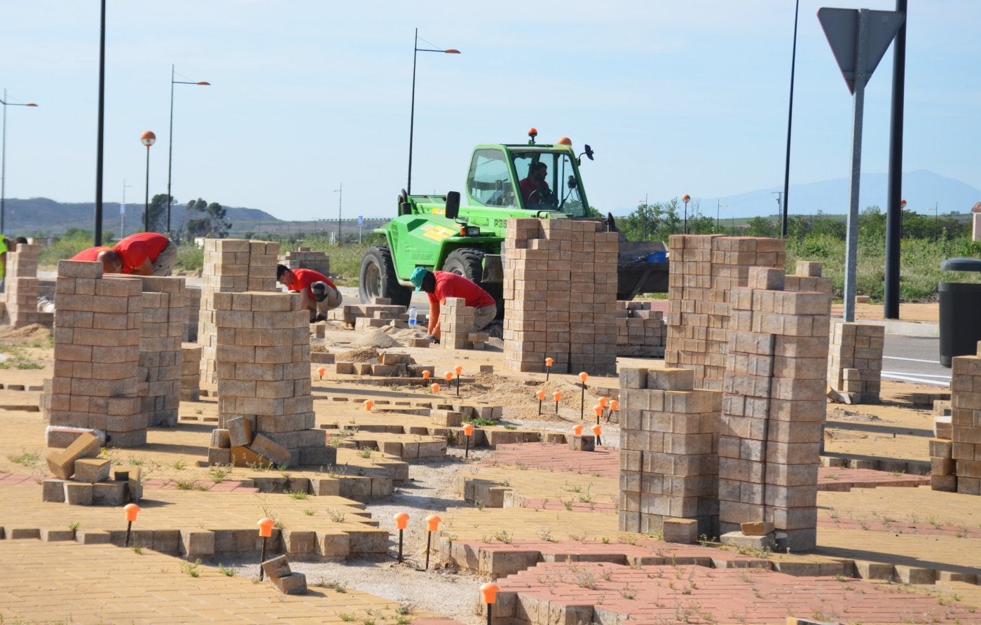Operarios, colocando ayer nuevos adoquines en el Recuenco.