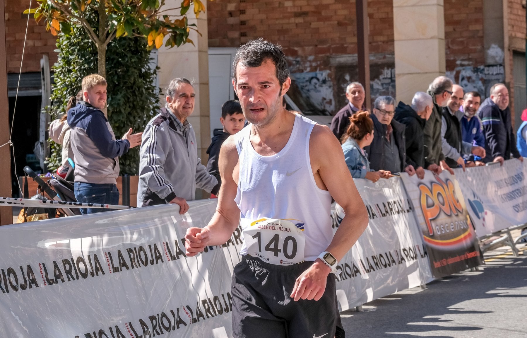Carlos Velilla, cruzando la meta, en una edición anterior de la prueba.