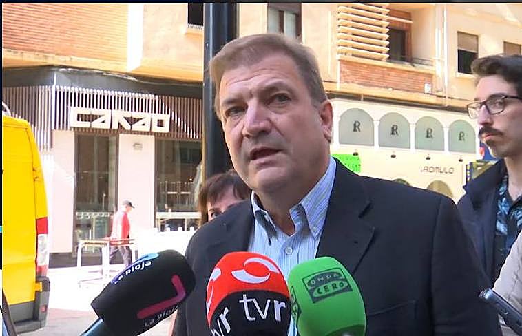 Alberto Bretón ante los medios