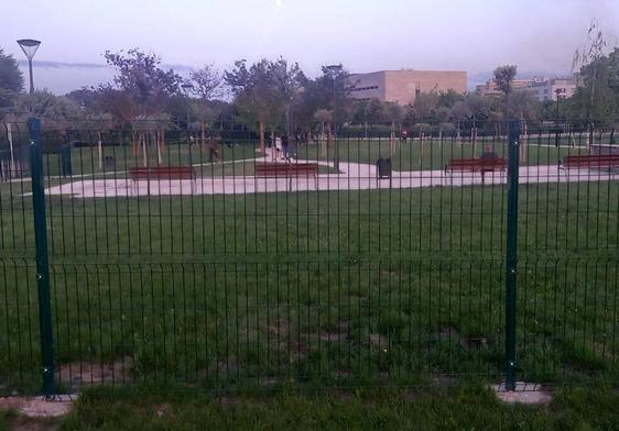 La valla de la zona de esparcimiento de La Ribera de Logroño.