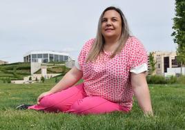 Noemí Romero, madre de un adolescente transgénero, en el parque Felipe VI.