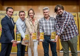 Los premiados como mejores de las cuatro categorías, junto al representante del mejor comercio.