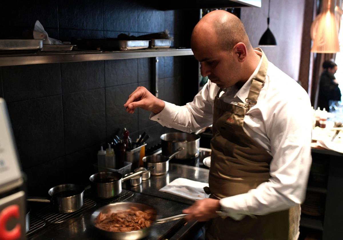 El chef brasileño Raphael Rego en su cocina parisina.