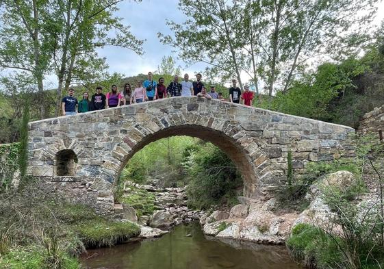 Los estudiantes de FP de Salesianos-Los Boscos posan en el puente de San Martín de Jubera.