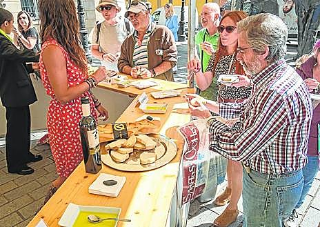 Imagen secundaria 1 - los visitantes de los puesto de la fiesta.