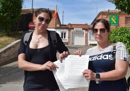 Rebeca López y Vanesa García muestran la denuncia presentada en el cuartel de Villamediana de Iregua.