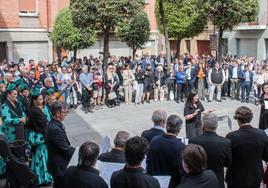 Acto celebrado en la plaza de Los Administradores, con su coral.