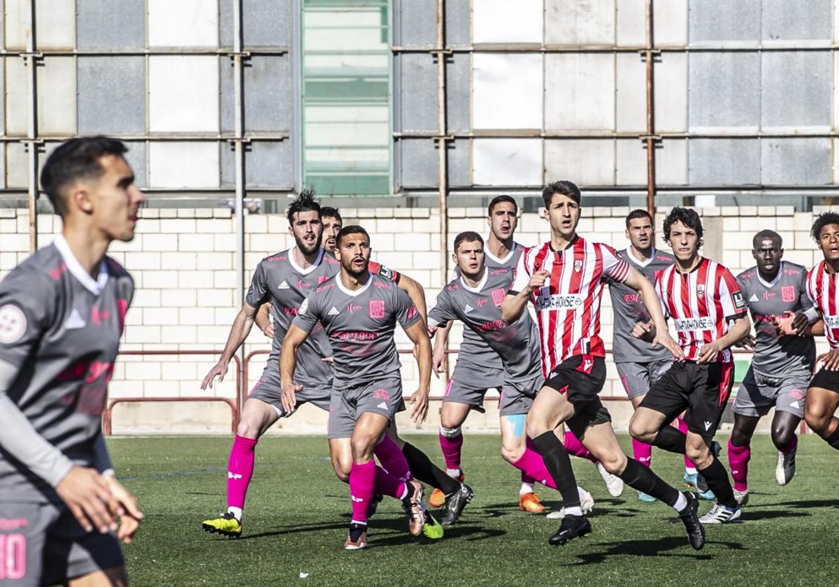 Varios jugadores de la UD Logroñés B esperan la llegada del balón.