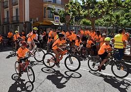 Ciclistas por la plaza de los árboles donde aguardaban los más pequeños para incorporarse al recorrido del día de la bicicleta de Cervera.