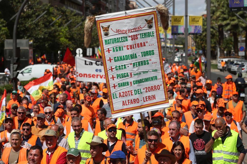 Imagen secundaria 2 - La gran protesta de &#039;los chalecos naranjas&#039;