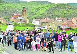 Vecinos y visitantes de Treguajantes posan a la entrada del pueblo el pasado domingo 30 de abril.