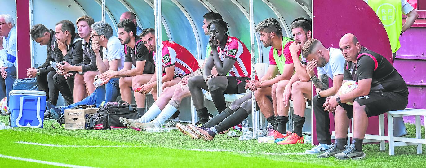 Miradas perdidas ante un horizonte en el que se veía el descenso.