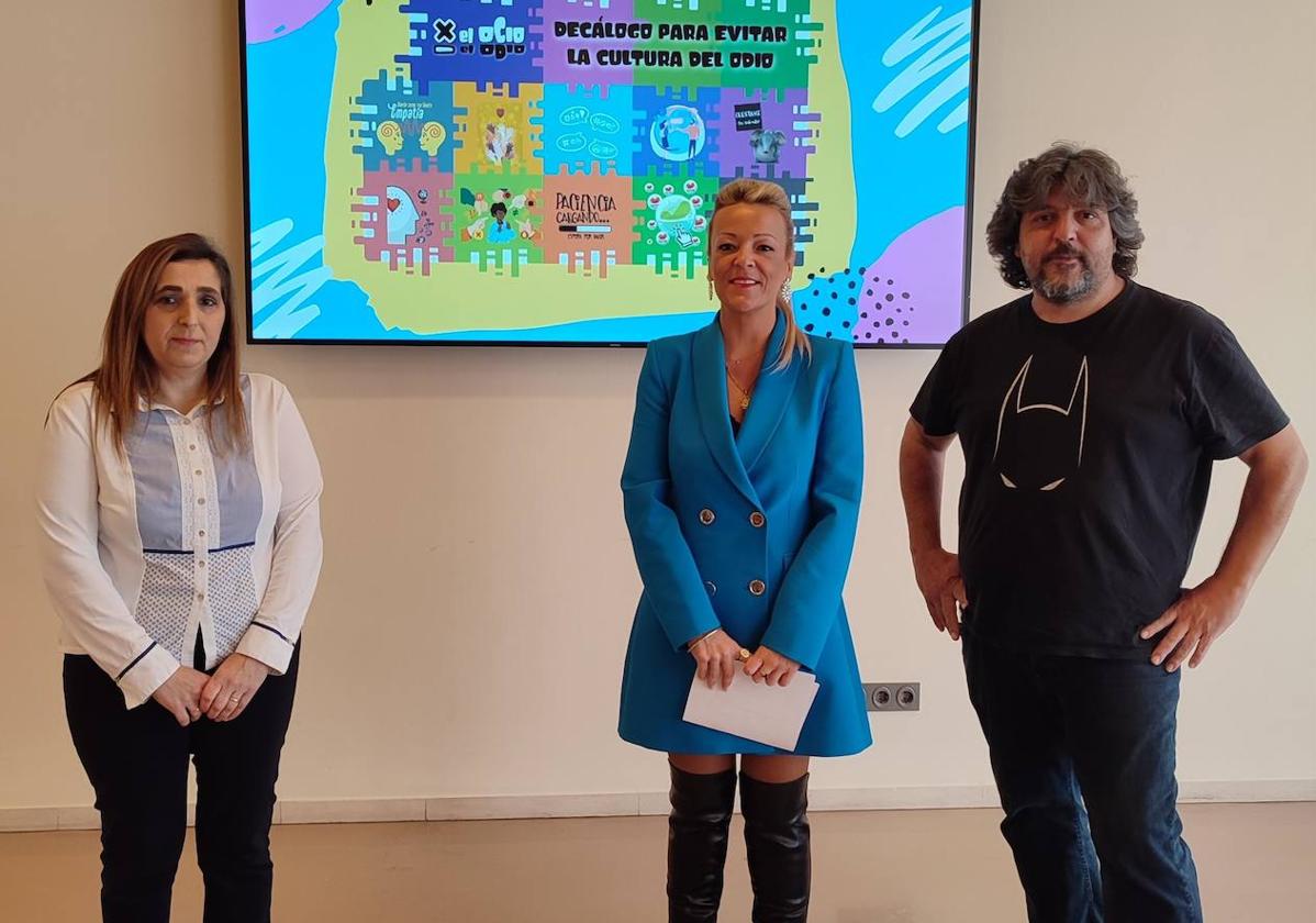 Elena del Campo, Beatriz Nalda y Juan Pinillos, durante la presentación de este lunes.