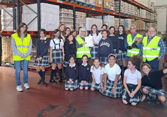 Estudiantes del colegio Alcaste de Logroño en una visita al Banco de Alimentos de La Rioja.